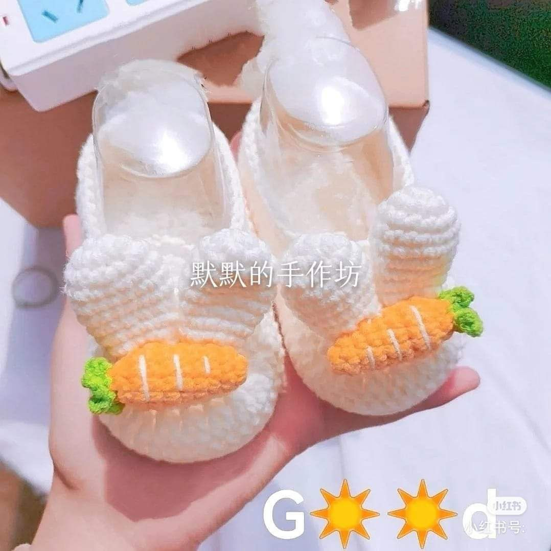 Cute Crochet Baby Shoes with Carrot and Bunny Ears Pattern