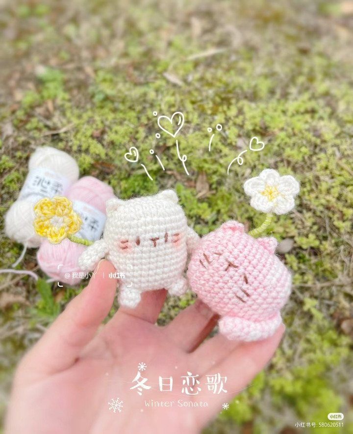 Cute Crochet Cat Doll Pattern with Flower Accessories