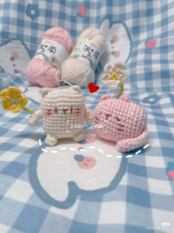 Cute Crochet Cat Doll Pattern with Flower Accessories