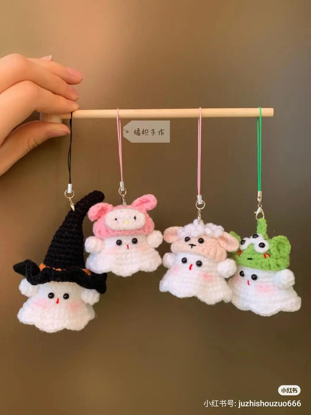 Cute Crochet Ghost Finger Puppets and Keychains Pattern