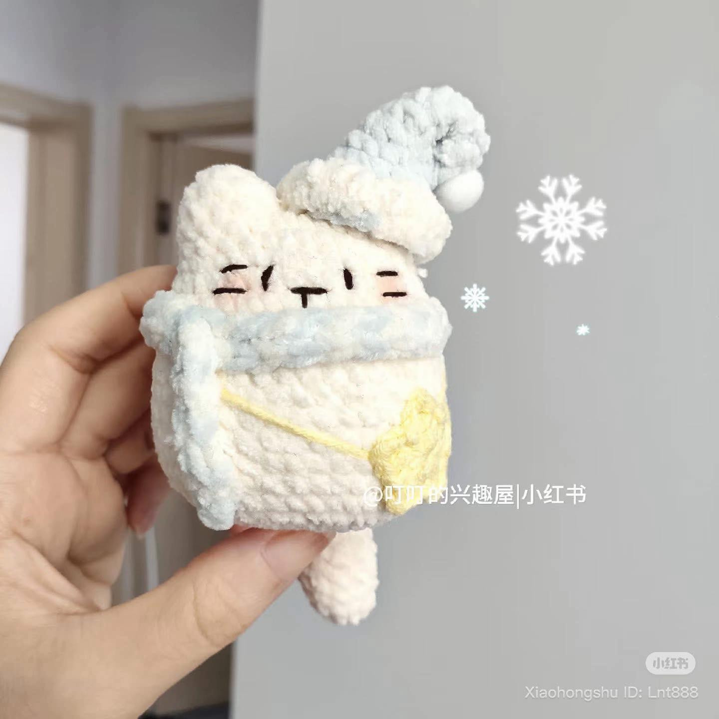 Cute Crocheted Cat Amigurumi Keychain Pattern with Winter Hat and Scarf