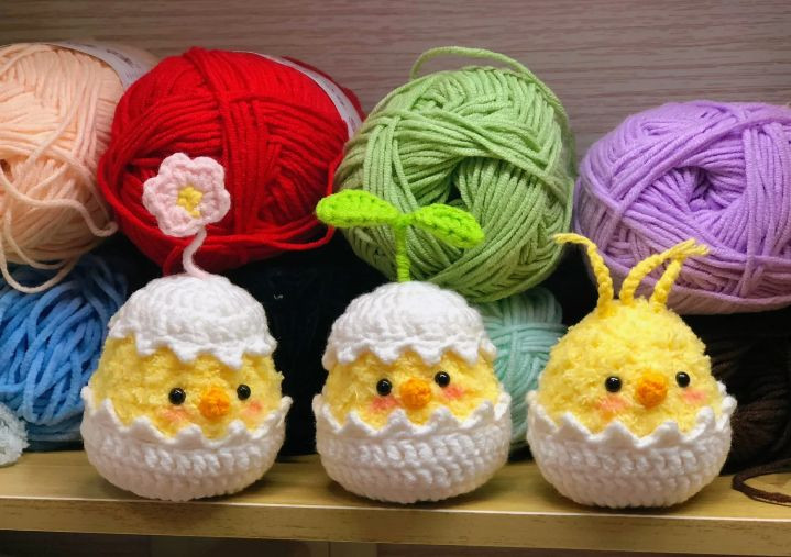 Cute Crocheted Eggshell Chick Amigurumi Pattern
