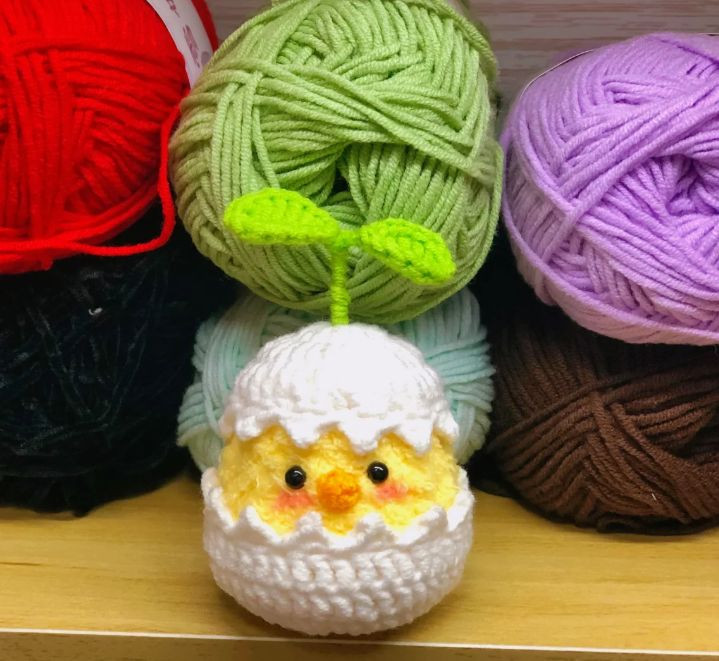 Cute Crocheted Eggshell Chick Amigurumi Pattern