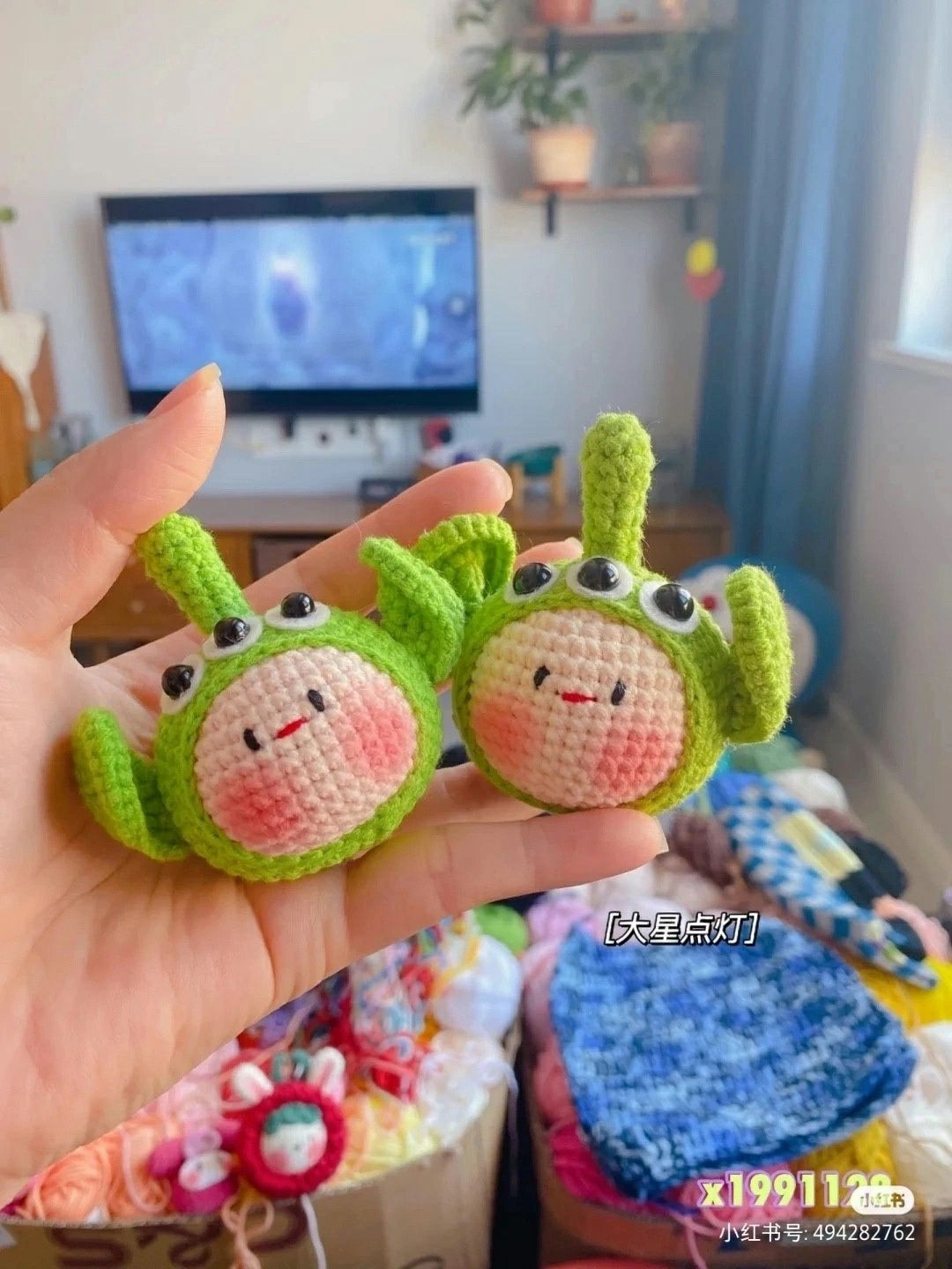 Cute Green Three-Eyed Alien Amigurumi Crochet Pattern with Step-by-Step Instructions