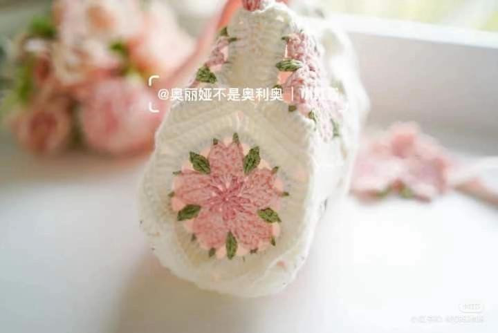 Cute Pink Floral Crochet Bag with Complete Flower Chart Pattern