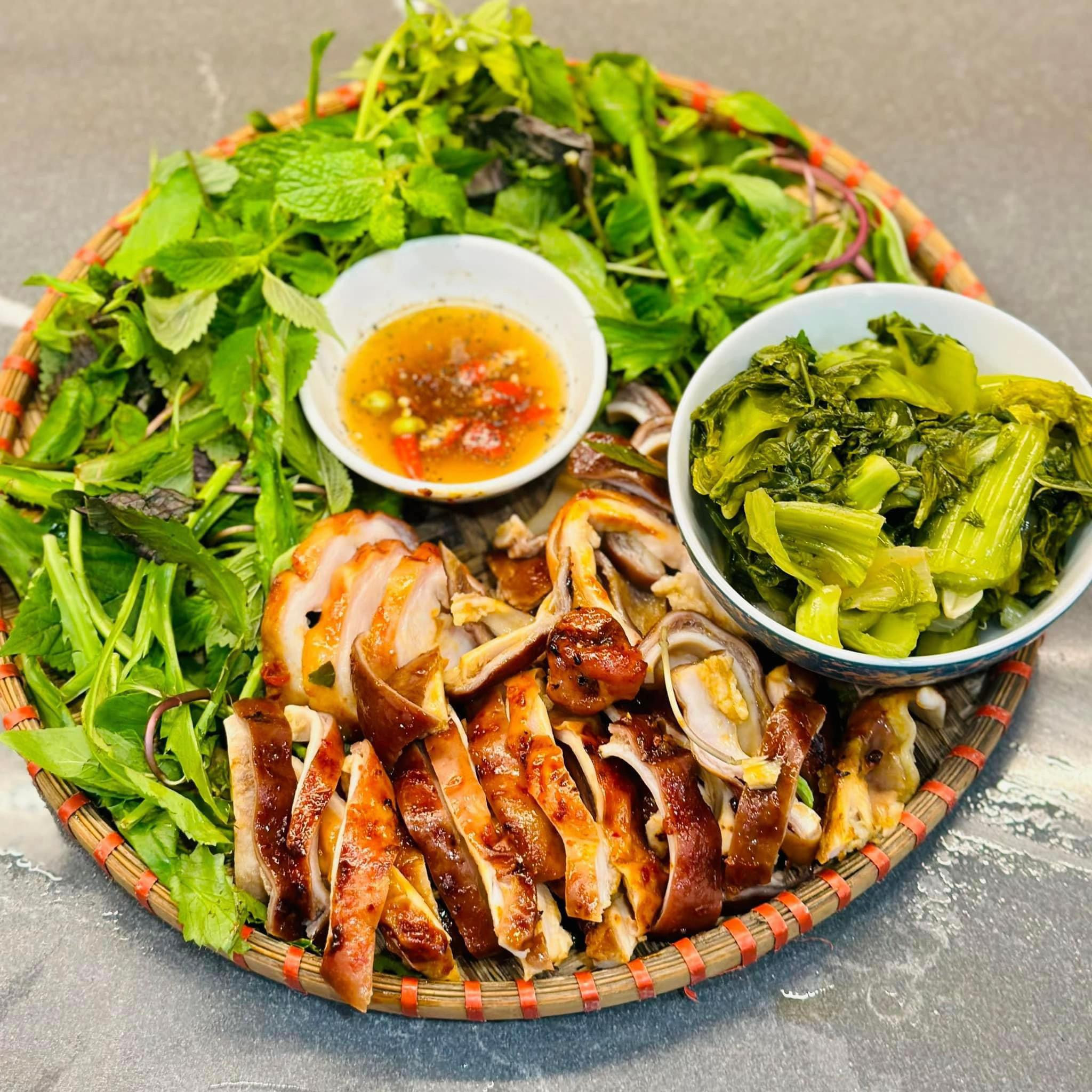 Dạ dày nướng sốt Thái ăn kèm rau thơm, rau luộc và nước chấm chua cay