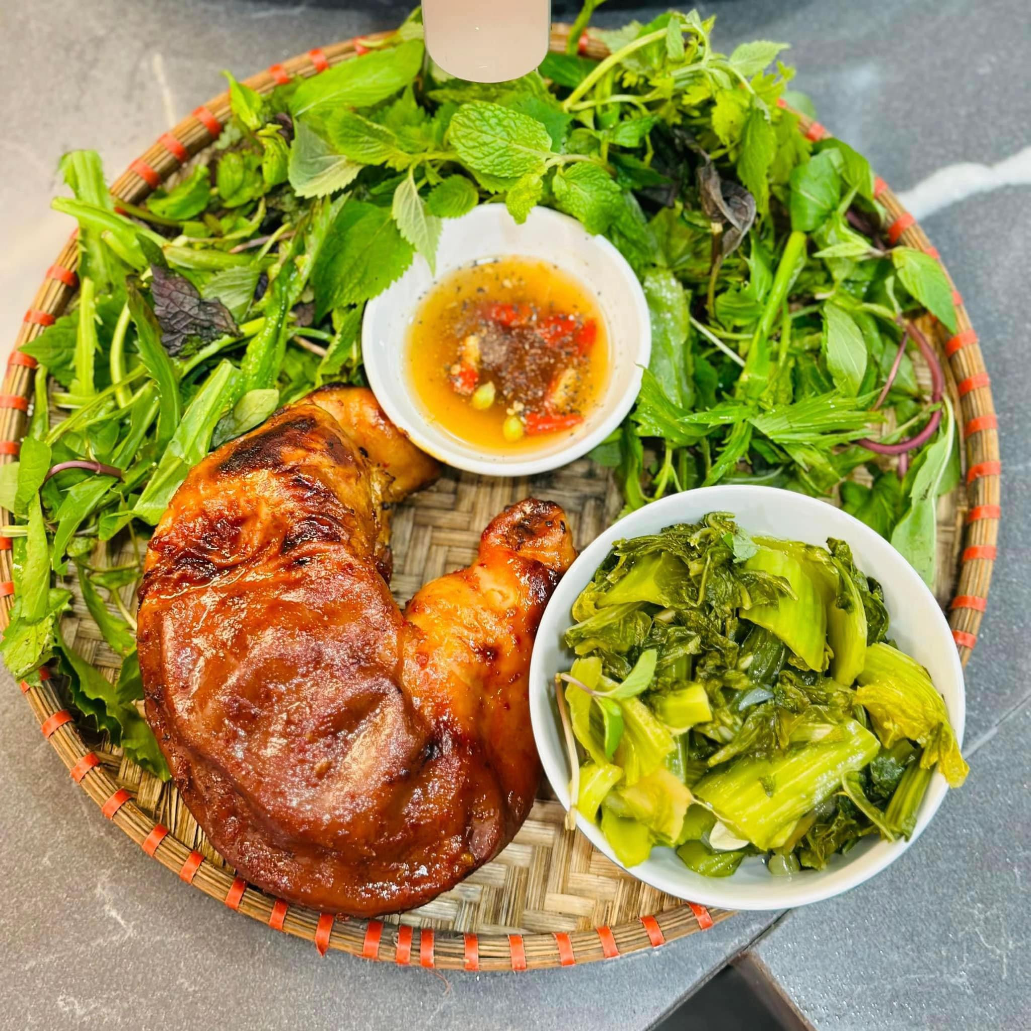 Dạ dày nướng sốt Thái ăn kèm rau thơm, rau luộc và nước chấm chua cay