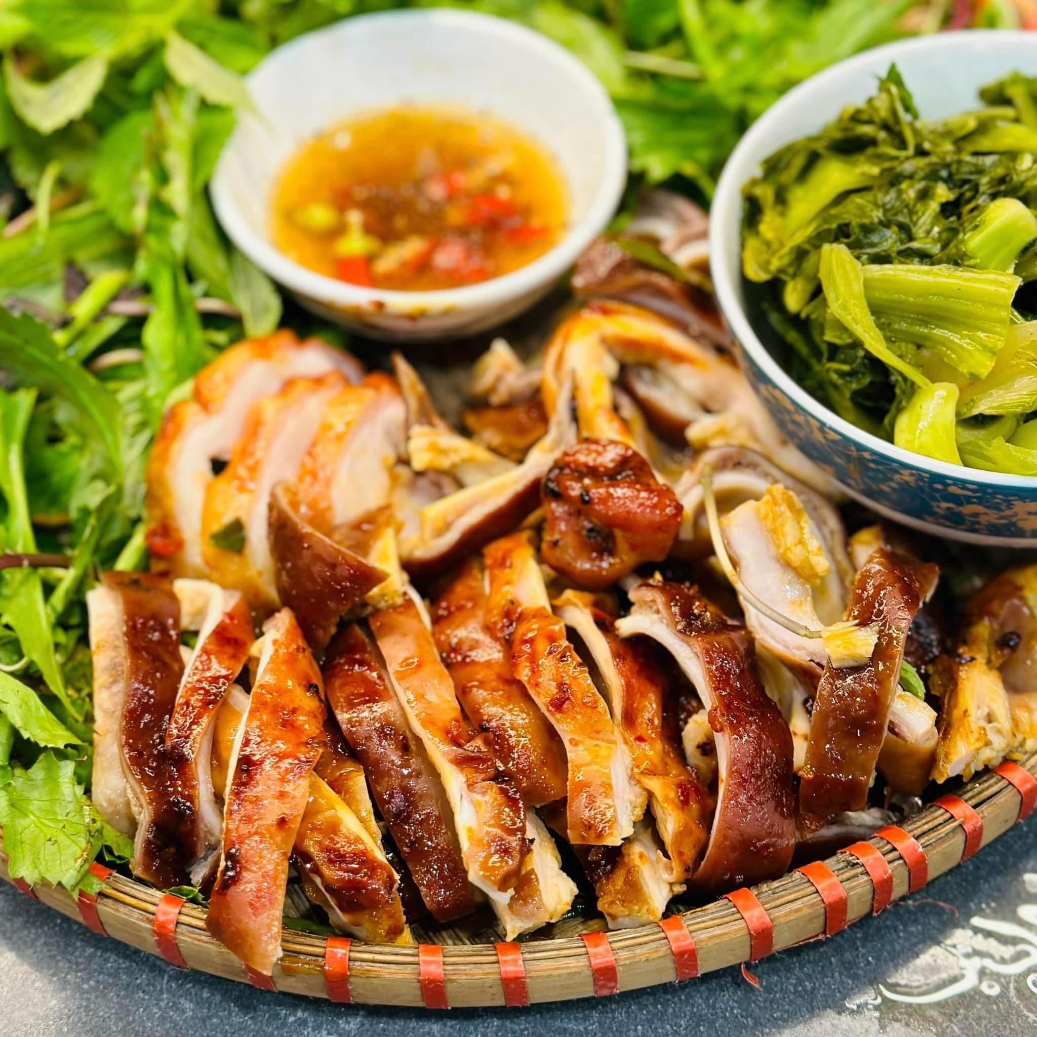 Dạ dày nướng sốt Thái ăn kèm rau thơm, rau luộc và nước chấm chua cay