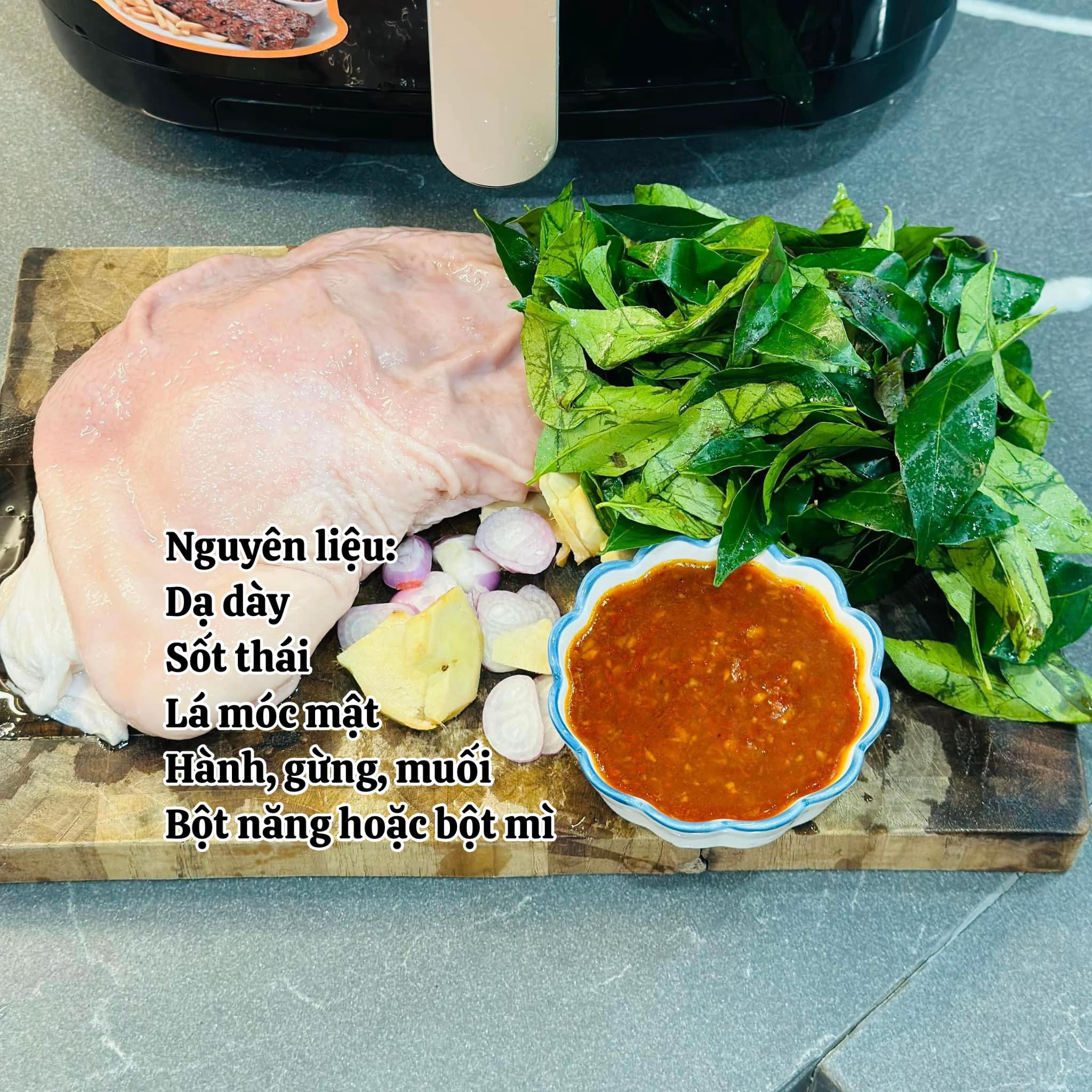 Dạ dày nướng sốt Thái ăn kèm rau thơm, rau luộc và nước chấm chua cay