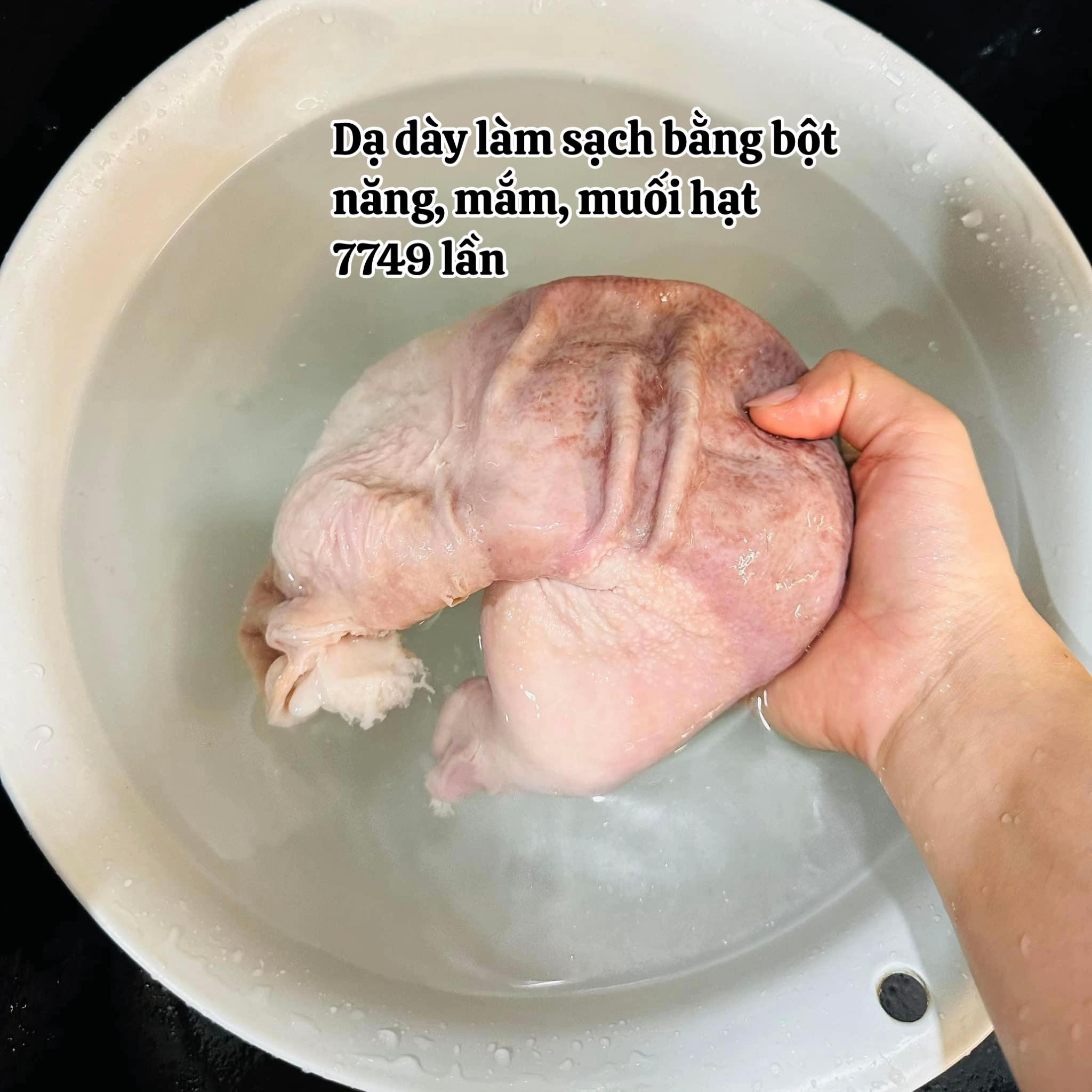 Dạ dày nướng sốt Thái ăn kèm rau thơm, rau luộc và nước chấm chua cay