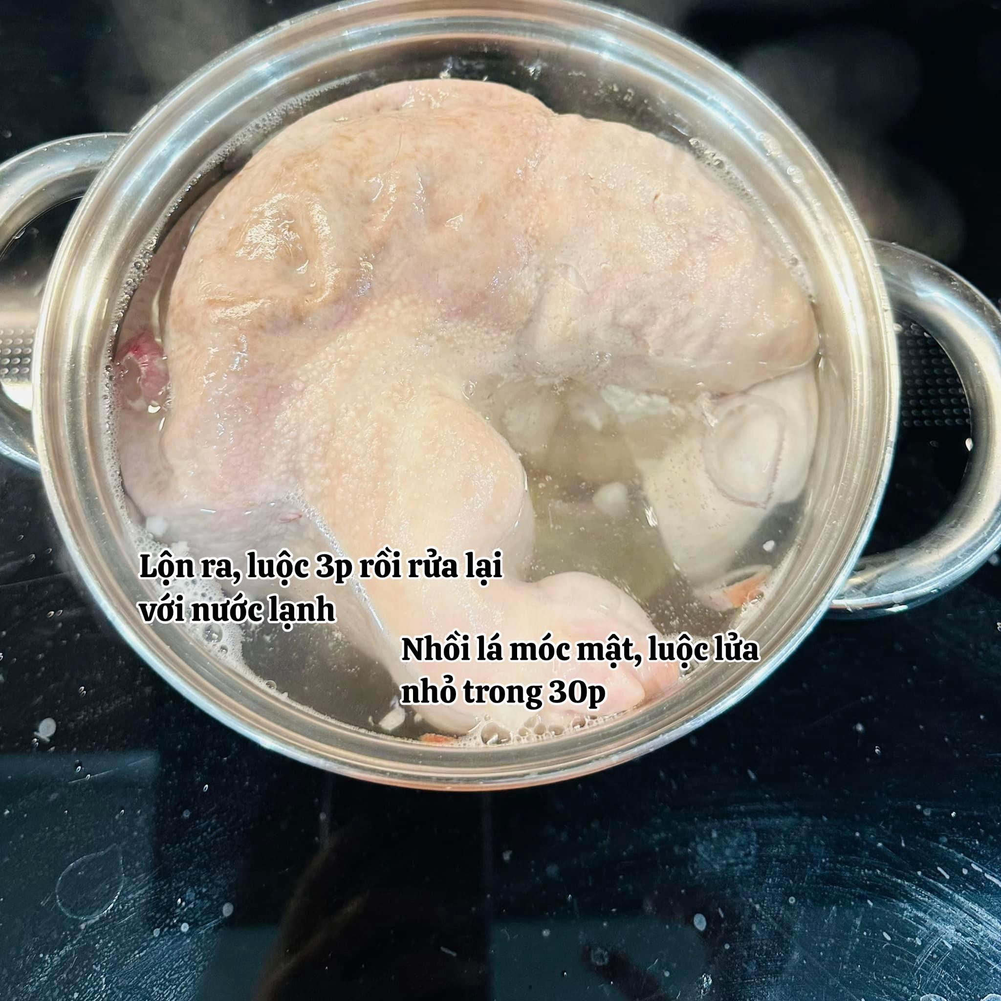 Dạ dày nướng sốt Thái ăn kèm rau thơm, rau luộc và nước chấm chua cay