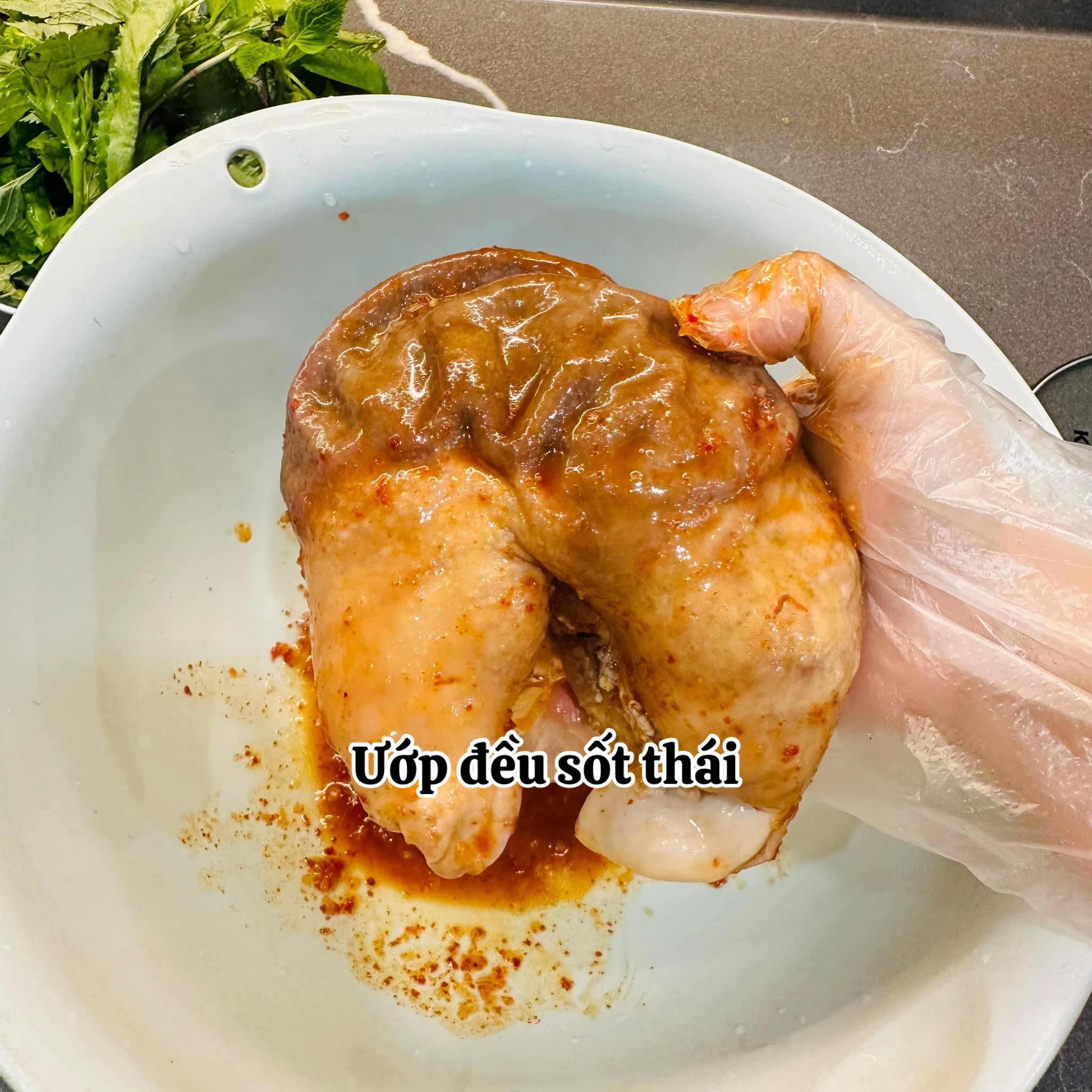 Dạ dày nướng sốt Thái ăn kèm rau thơm, rau luộc và nước chấm chua cay