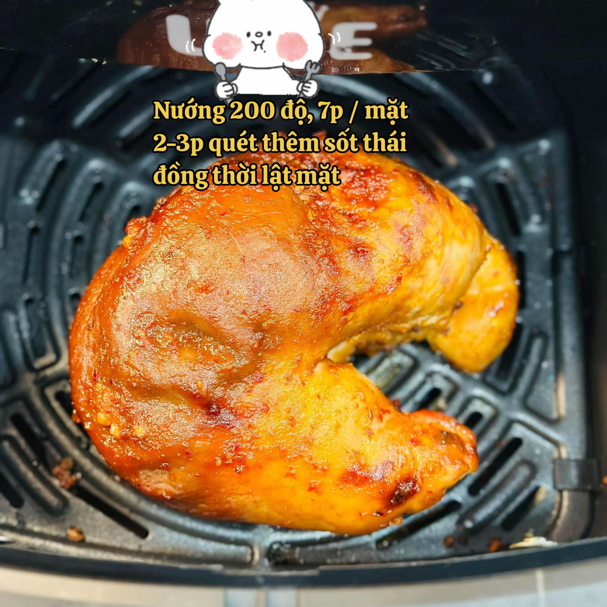 Dạ dày nướng sốt Thái ăn kèm rau thơm, rau luộc và nước chấm chua cay