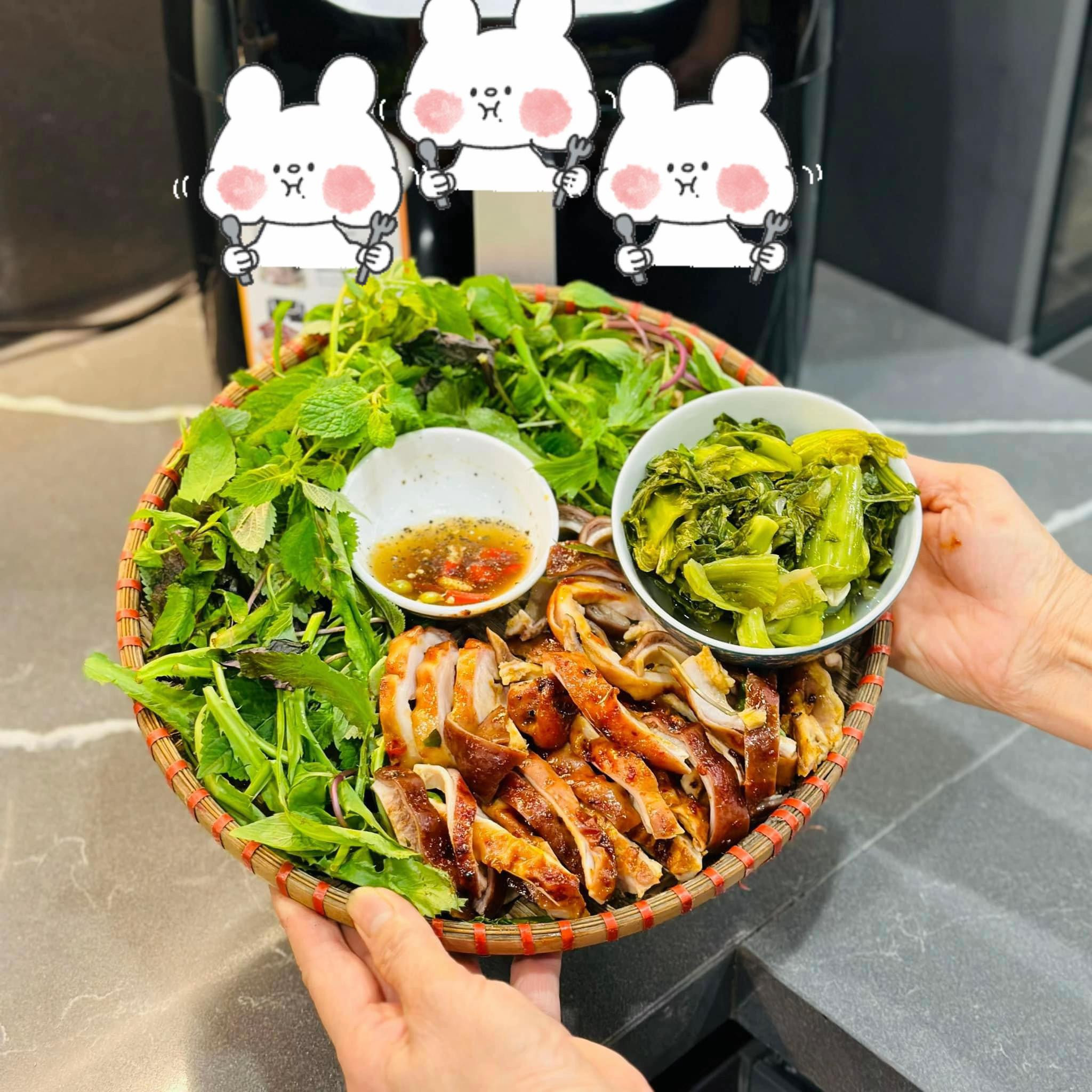 Dạ dày nướng sốt Thái ăn kèm rau thơm, rau luộc và nước chấm chua cay