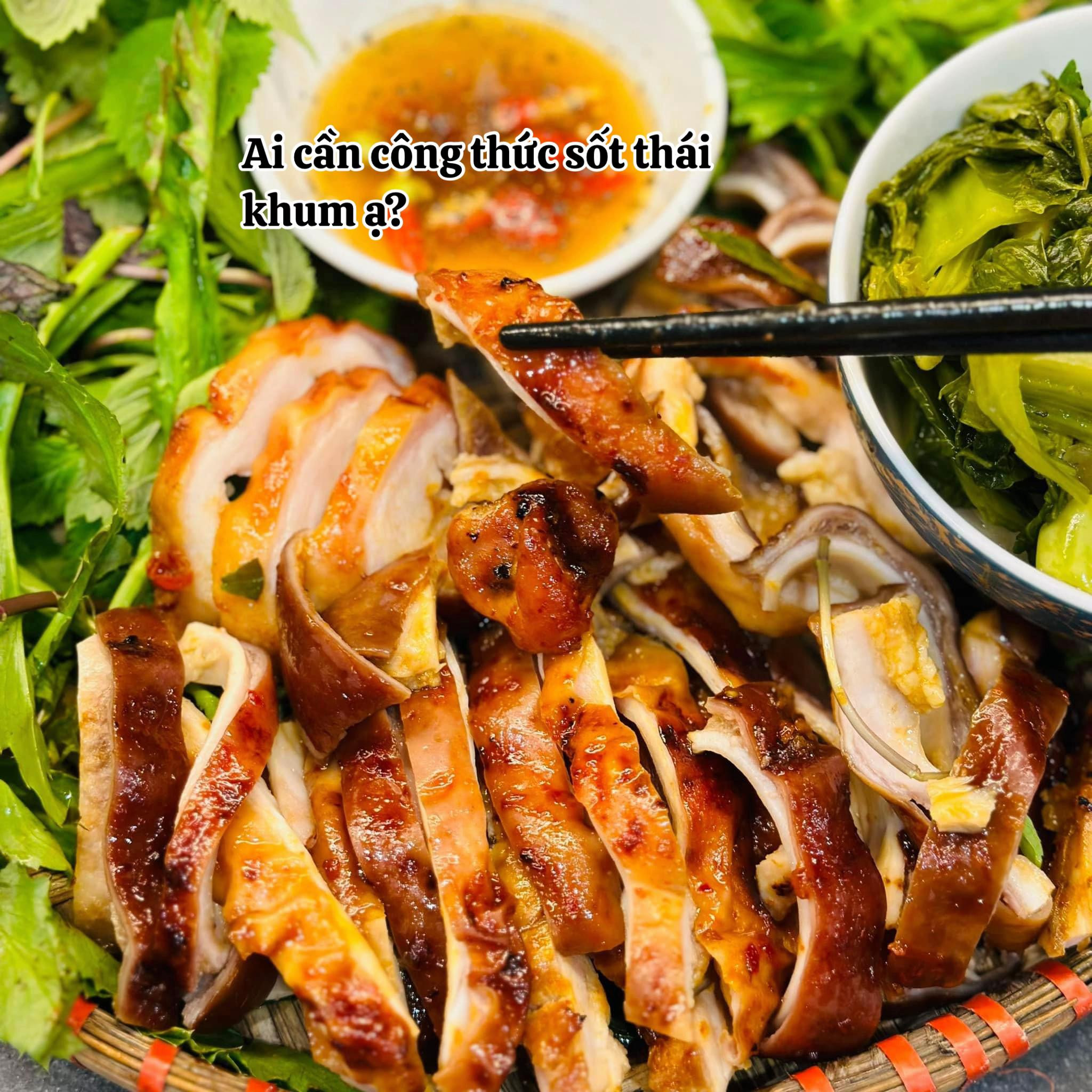 Dạ dày nướng sốt Thái ăn kèm rau thơm, rau luộc và nước chấm chua cay