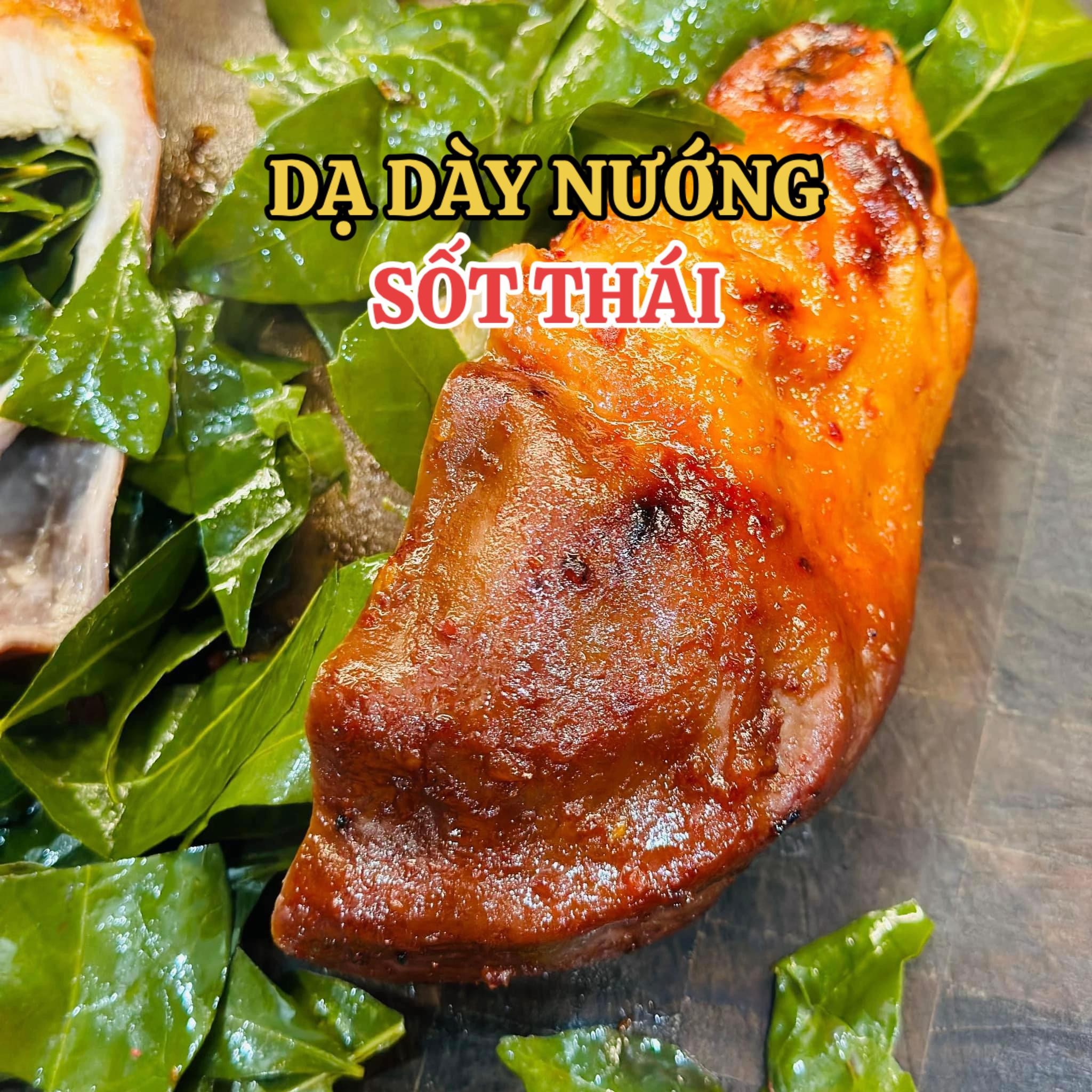 Dạ dày nướng sốt Thái ăn kèm rau thơm, rau luộc và nước chấm chua cay