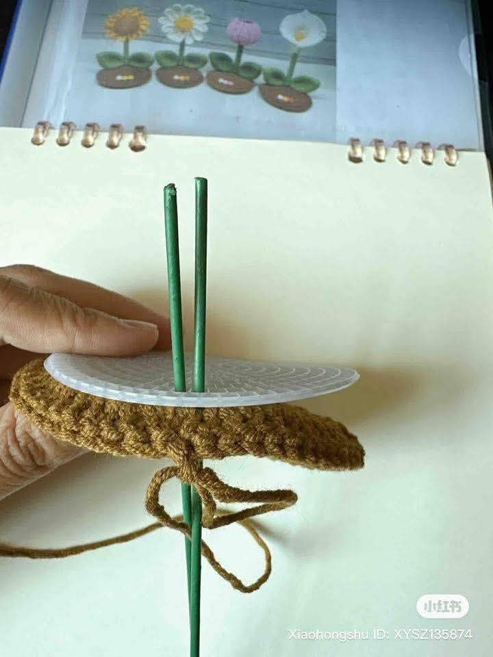 Daisy Phone Holder Crochet Pattern: Step-by-Step Chart for DIY Flower Stand