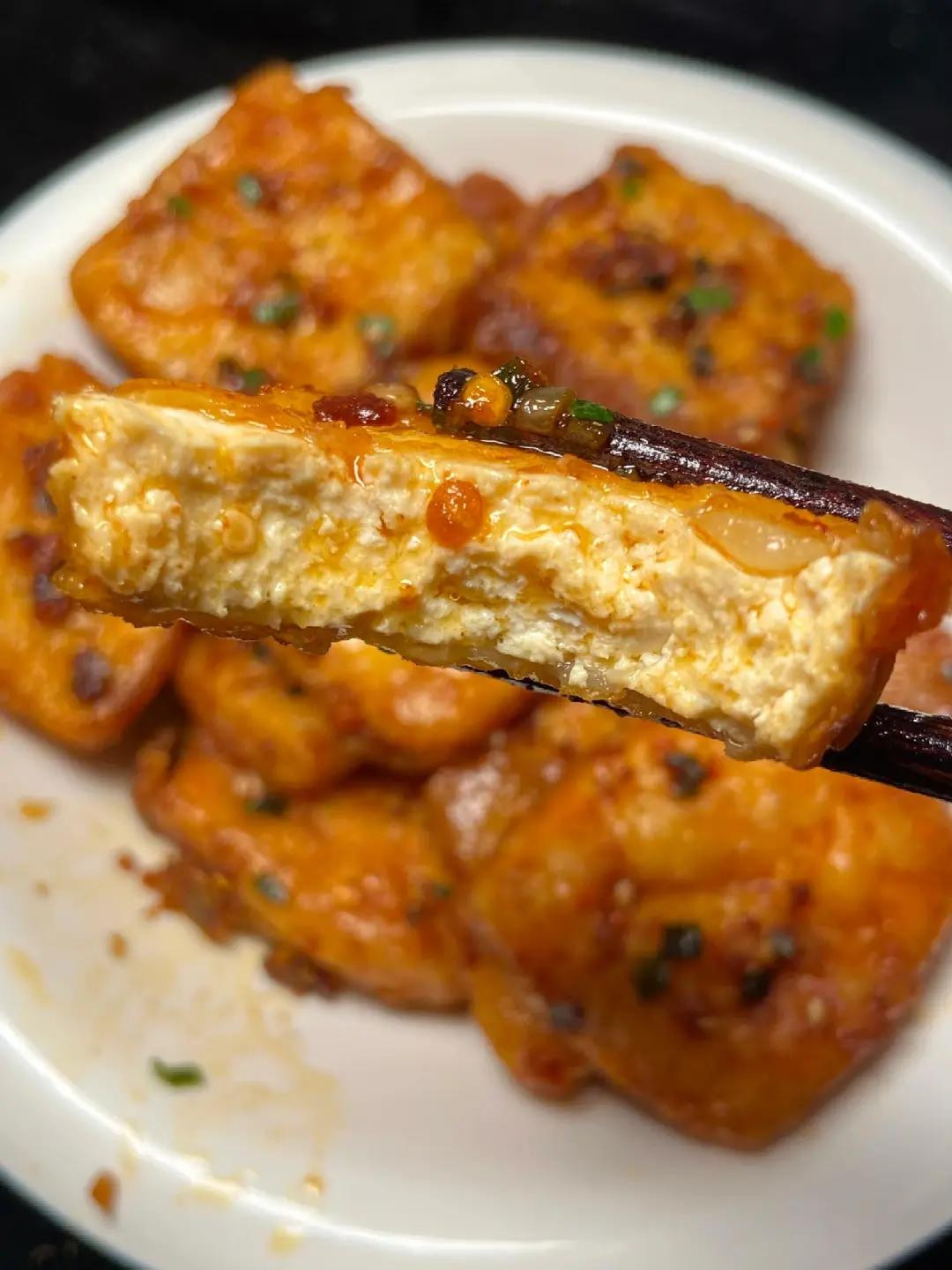 Đậu hũ chiên giòn sốt tỏi ớt cay ngon tuyệt, cách làm đơn giản tại nhà