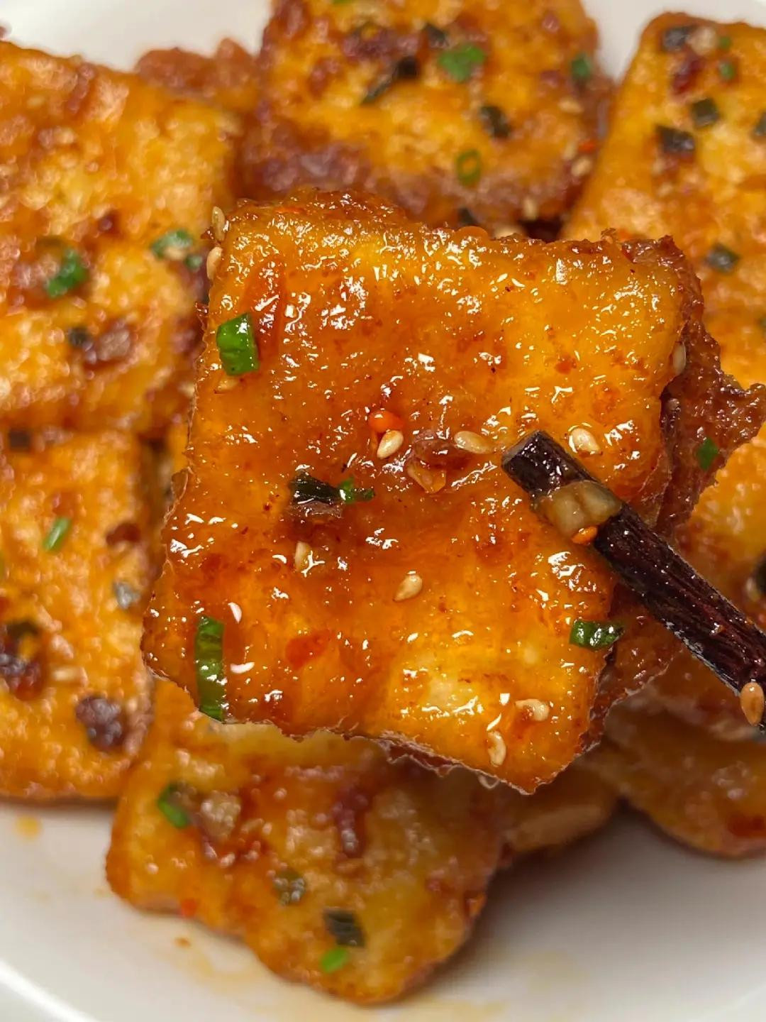 Đậu hũ chiên giòn sốt tỏi ớt cay ngon tuyệt, cách làm đơn giản tại nhà