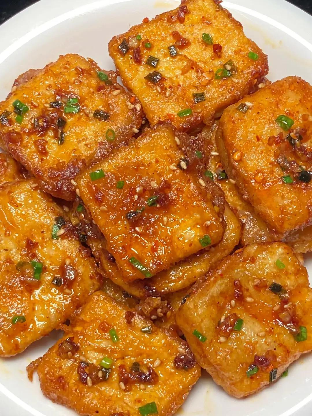 Đậu hũ chiên giòn sốt tỏi ớt cay ngon tuyệt, cách làm đơn giản tại nhà