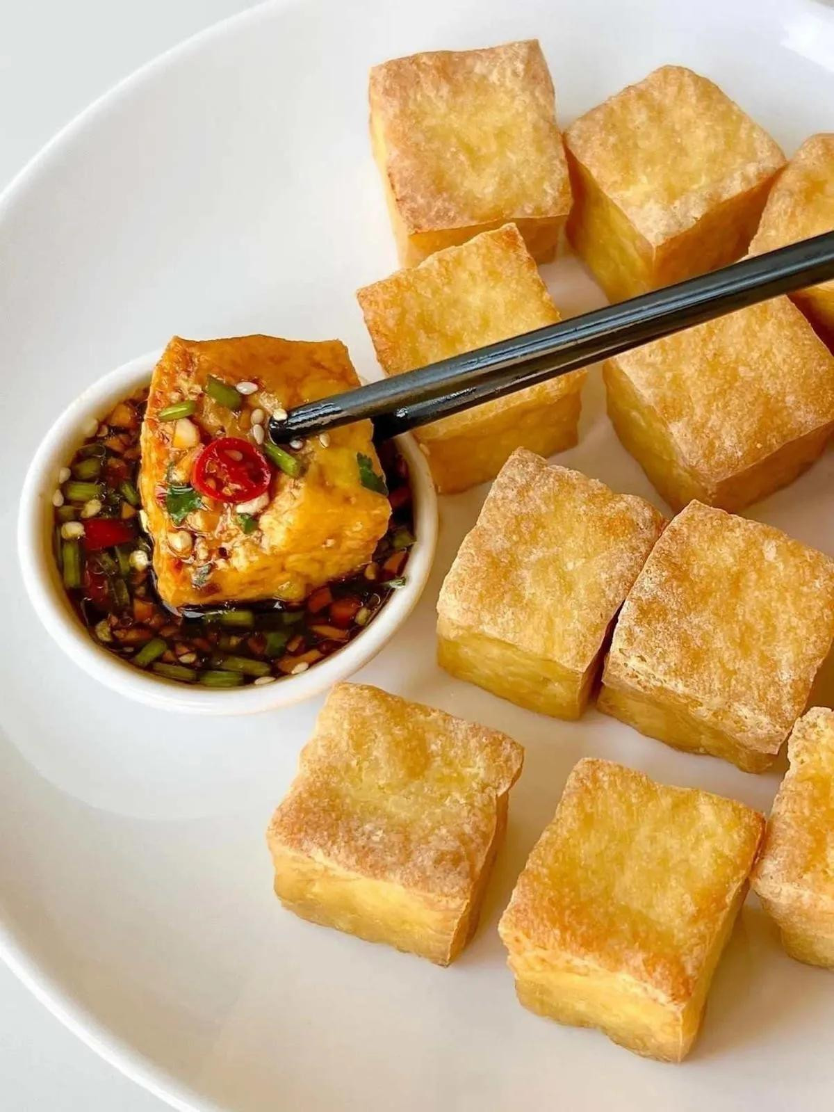 Đậu Rán Giòn Chấm Nước Tương: Hướng dẫn làm món ăn vặt giòn tan, chấm sốt tỏi ớt rau mùi đậm đà