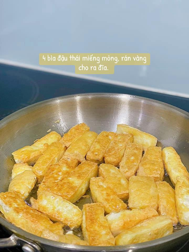 Đậu rim sả hết cả nồi cơm: Đậu phụ chiên vàng rim nước sốt sả ớt thơm nức, giòn dai béo ngậy