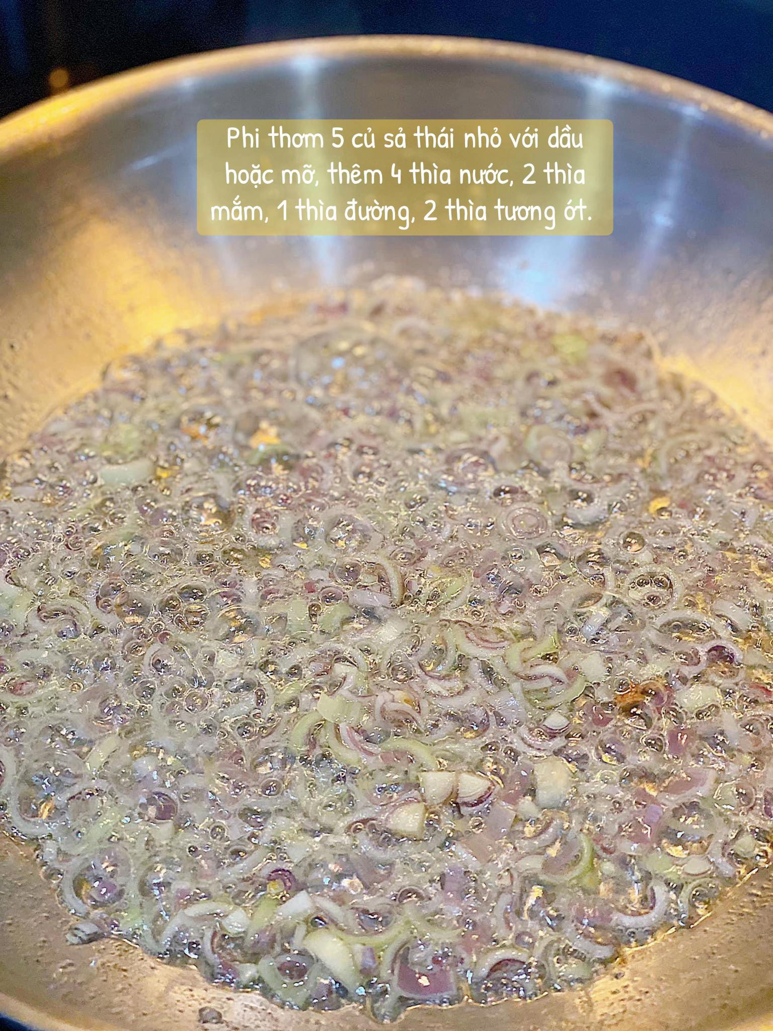 Đậu rim sả hết cả nồi cơm: Đậu phụ chiên vàng rim nước sốt sả ớt thơm nức, giòn dai béo ngậy