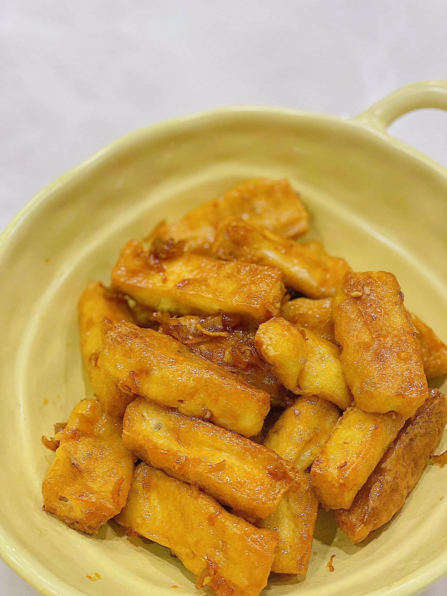 Đậu rim sả hết cả nồi cơm: Đậu phụ chiên vàng rim nước sốt sả ớt thơm nức, giòn dai béo ngậy