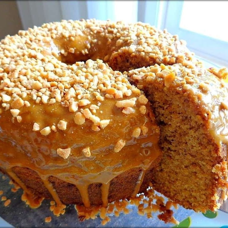 Delicious Peanut Cake (Bolo de Amendoim) with Doce de Leite Glaze and Crushed Peanuts