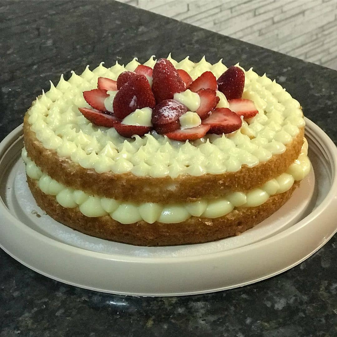 Delicious Vanilla Sponge Cake with White Brigadeiro Filling and Fresh Strawberry Topping