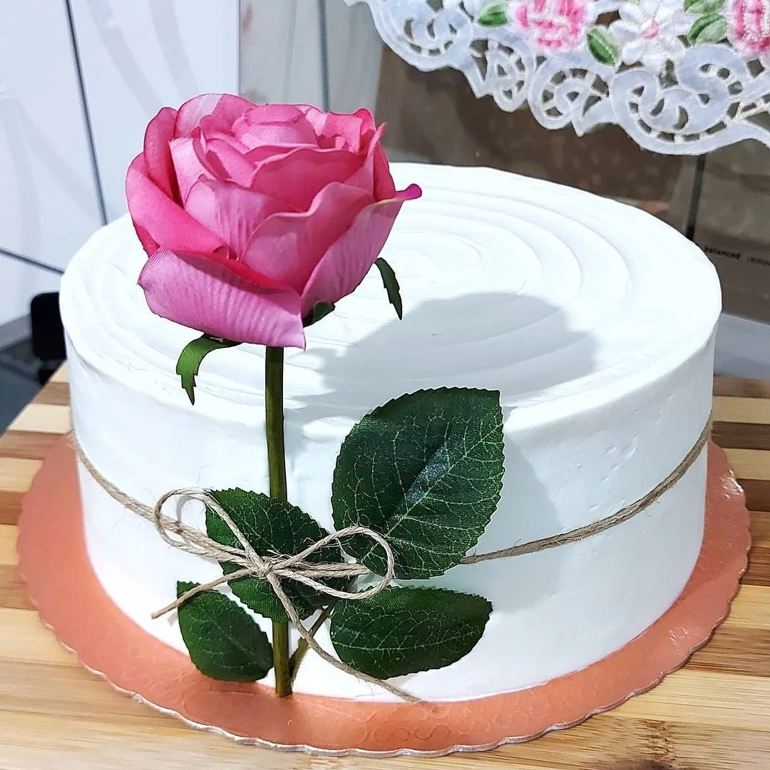 Delicious White Cake with Pink Rose Decoration and Ninho Brigadeiro Filling Recipe