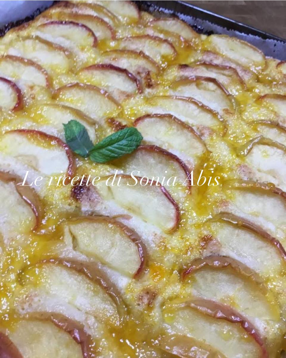 Delizia alle Mele con Marmellata di Albicocche: Dolce sfizioso con fette di mela, yogurt e glassa dorata