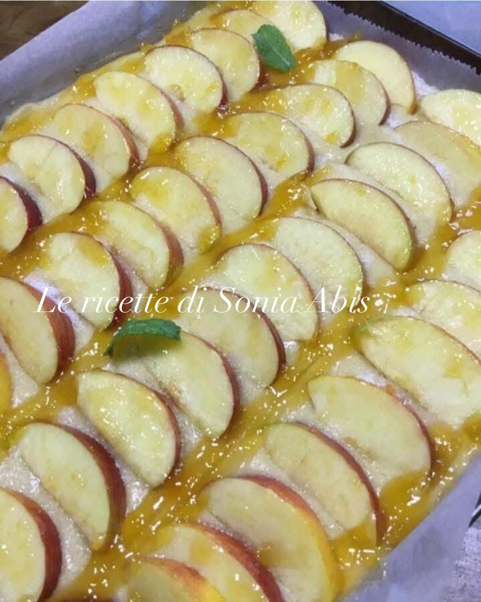 Delizia alle Mele con Marmellata di Albicocche: Dolce sfizioso con fette di mela, yogurt e glassa dorata