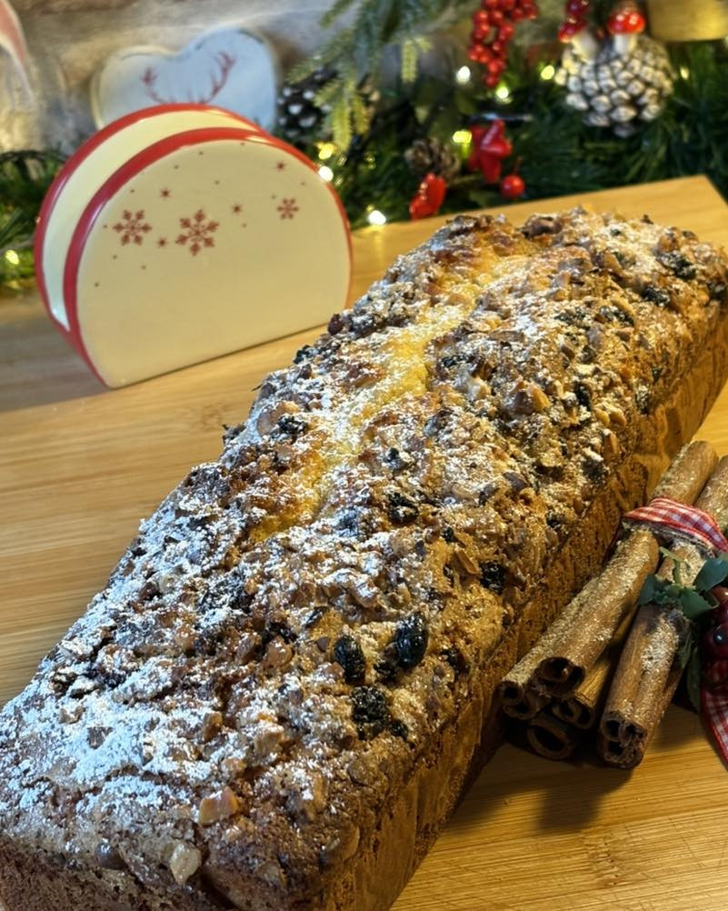 Delizioso Plum Cake Natalizio con Frutta Secca e Uvetta Ricoperto di Zucchero a Velo