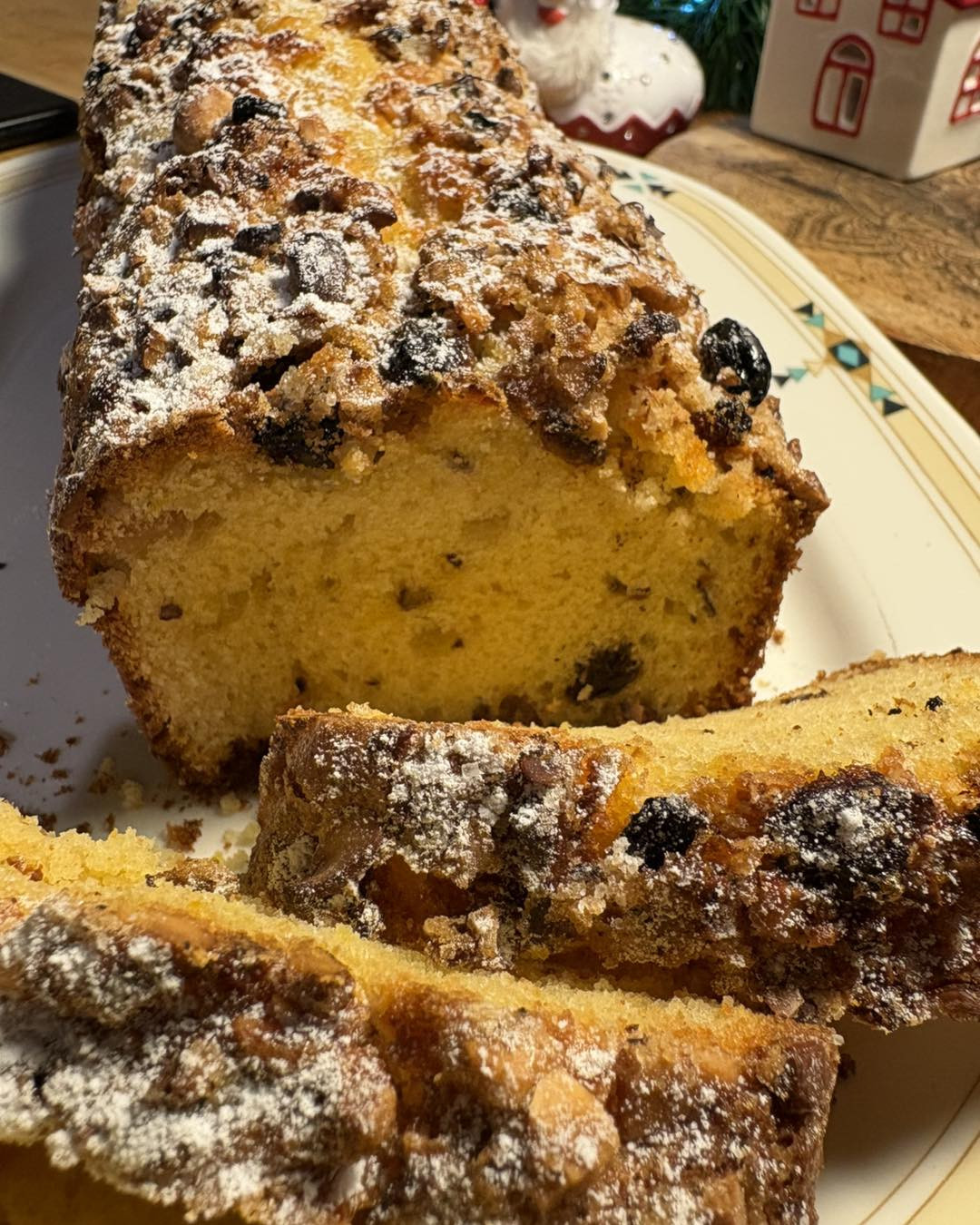 Delizioso Plum Cake Natalizio con Frutta Secca e Uvetta Ricoperto di Zucchero a Velo