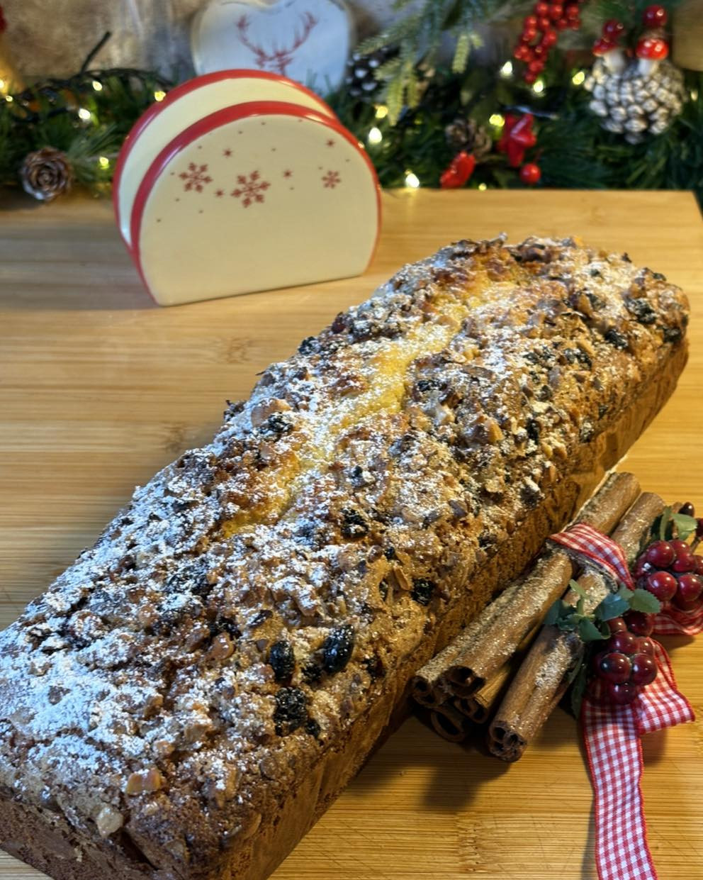 Delizioso Plum Cake Natalizio con Frutta Secca e Uvetta Ricoperto di Zucchero a Velo