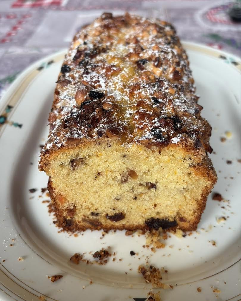 Delizioso Plum Cake Natalizio con Frutta Secca e Uvetta Ricoperto di Zucchero a Velo