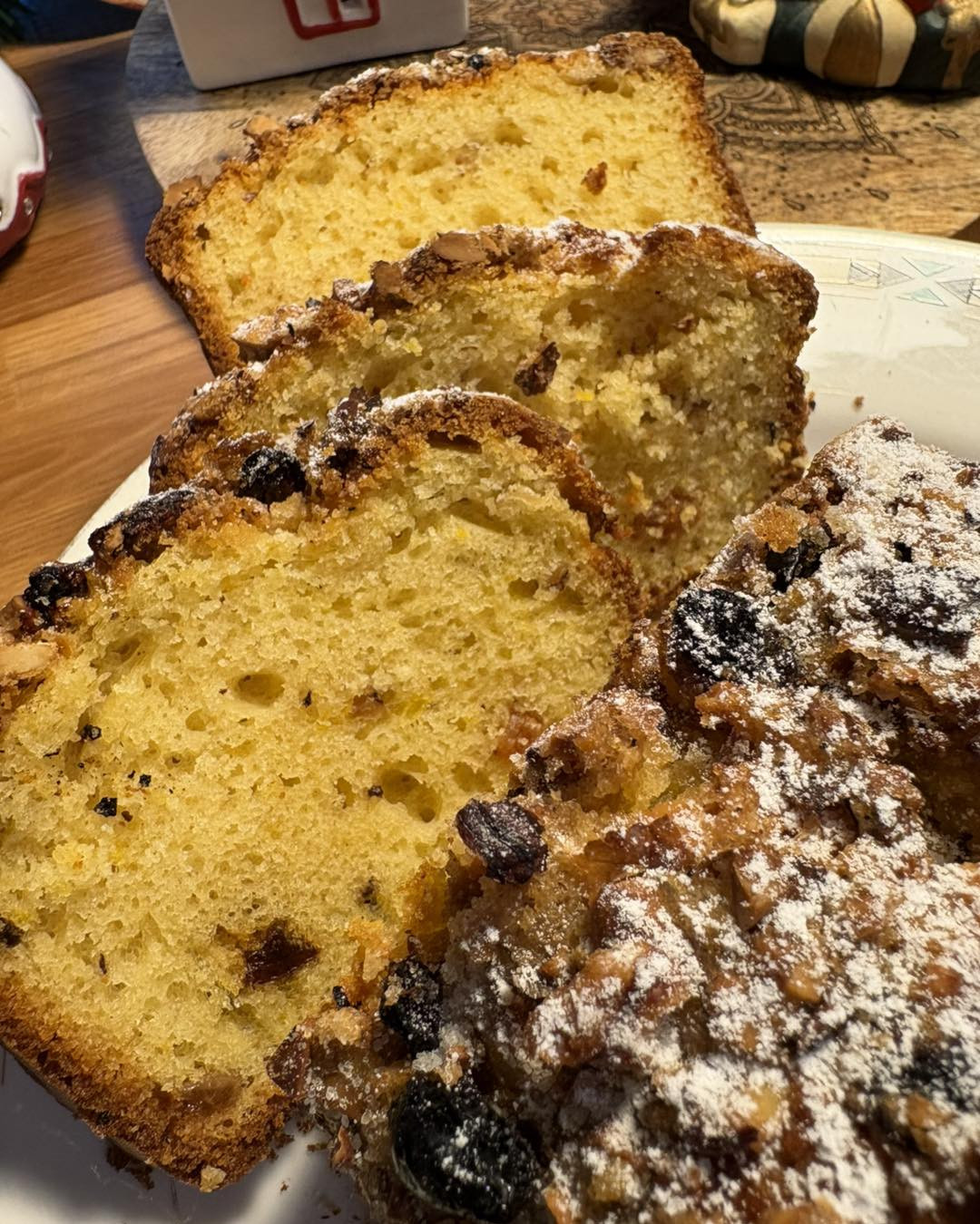 Delizioso Plum Cake Natalizio con Frutta Secca e Uvetta Ricoperto di Zucchero a Velo