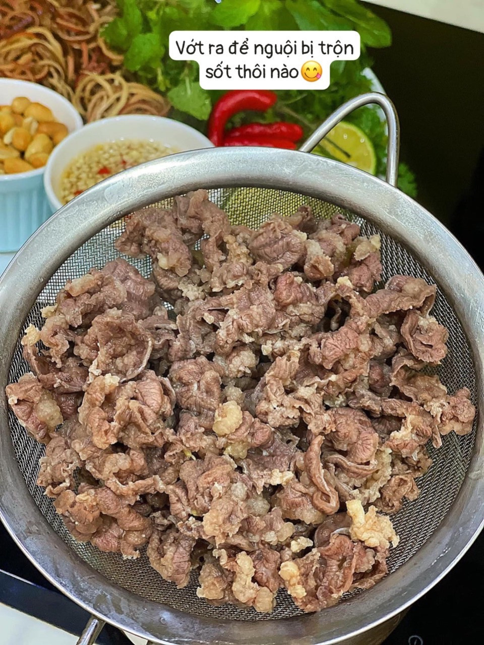 Đĩa bò nộm hoa chuối cho ngày hè mát mẻ