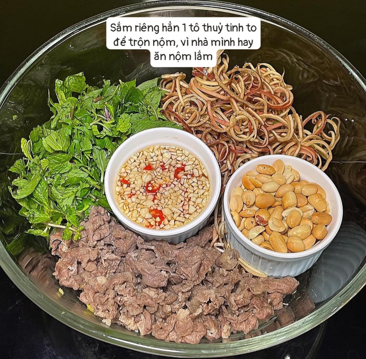 Đĩa bò nộm hoa chuối cho ngày hè mát mẻ