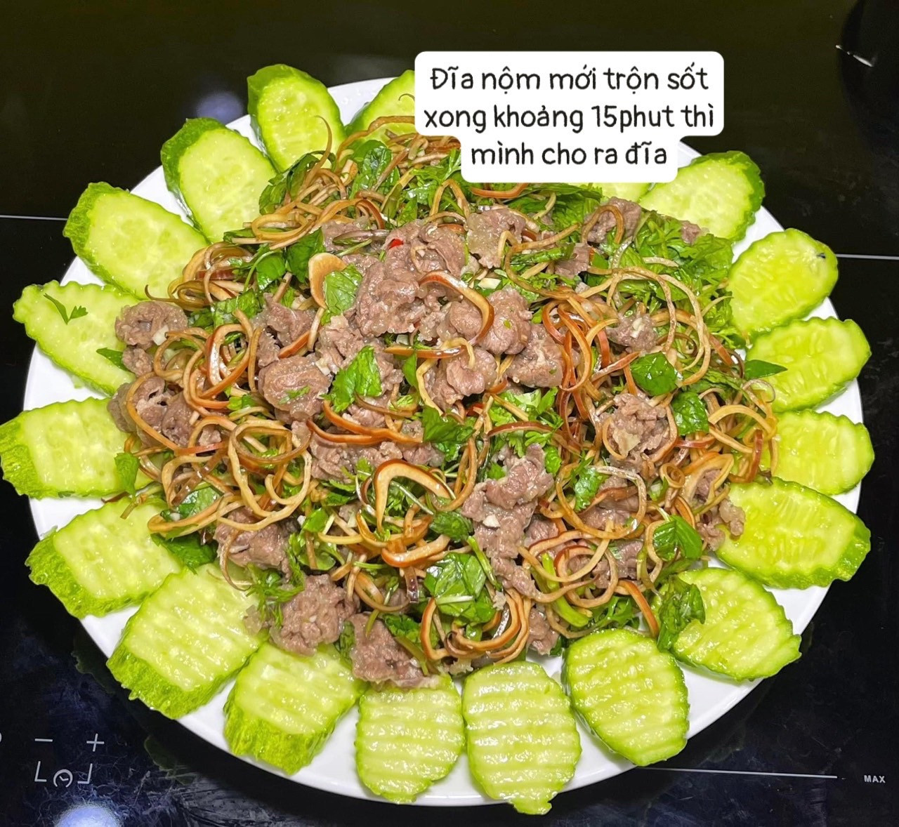 Đĩa bò nộm hoa chuối cho ngày hè mát mẻ