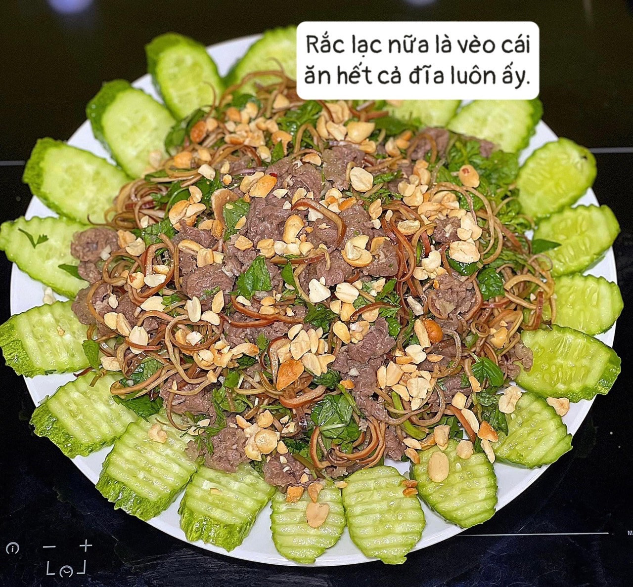 Đĩa bò nộm hoa chuối cho ngày hè mát mẻ
