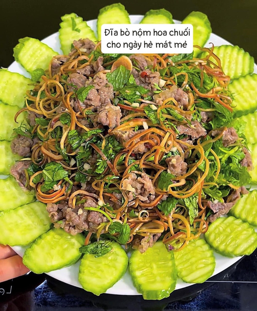 Đĩa bò nộm hoa chuối cho ngày hè mát mẻ