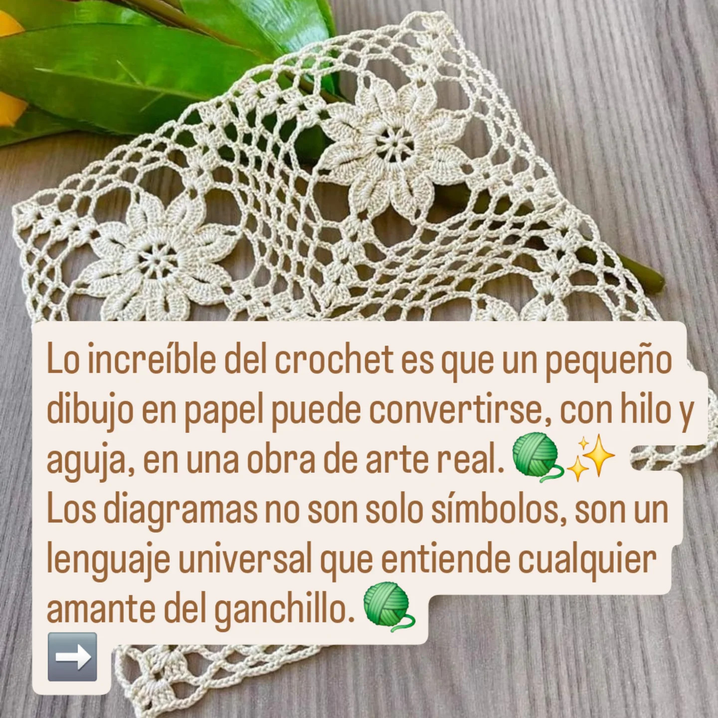 Diagrama de crochet para mantel cuadrado con flores blancas y bordes decorativos