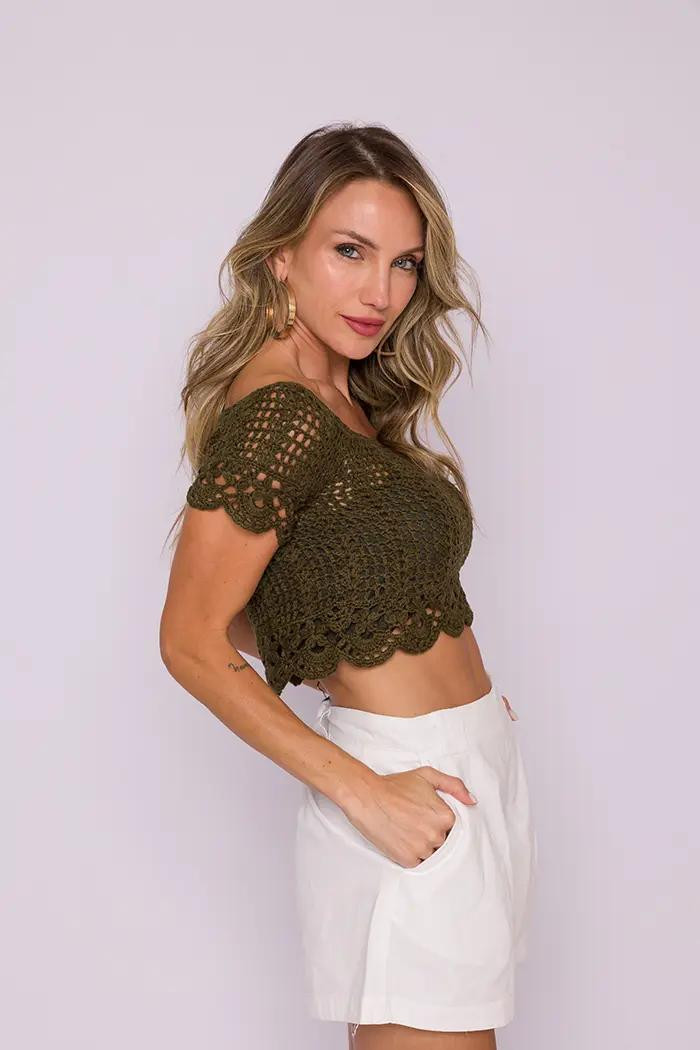 Diagrama de ponto fantasia para top curto verde militar com bordas onduladas e mangas curtas