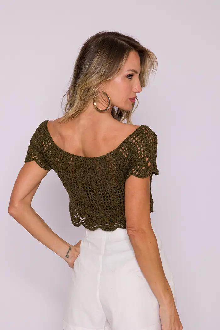 Diagrama de ponto fantasia para top curto verde militar com bordas onduladas e mangas curtas