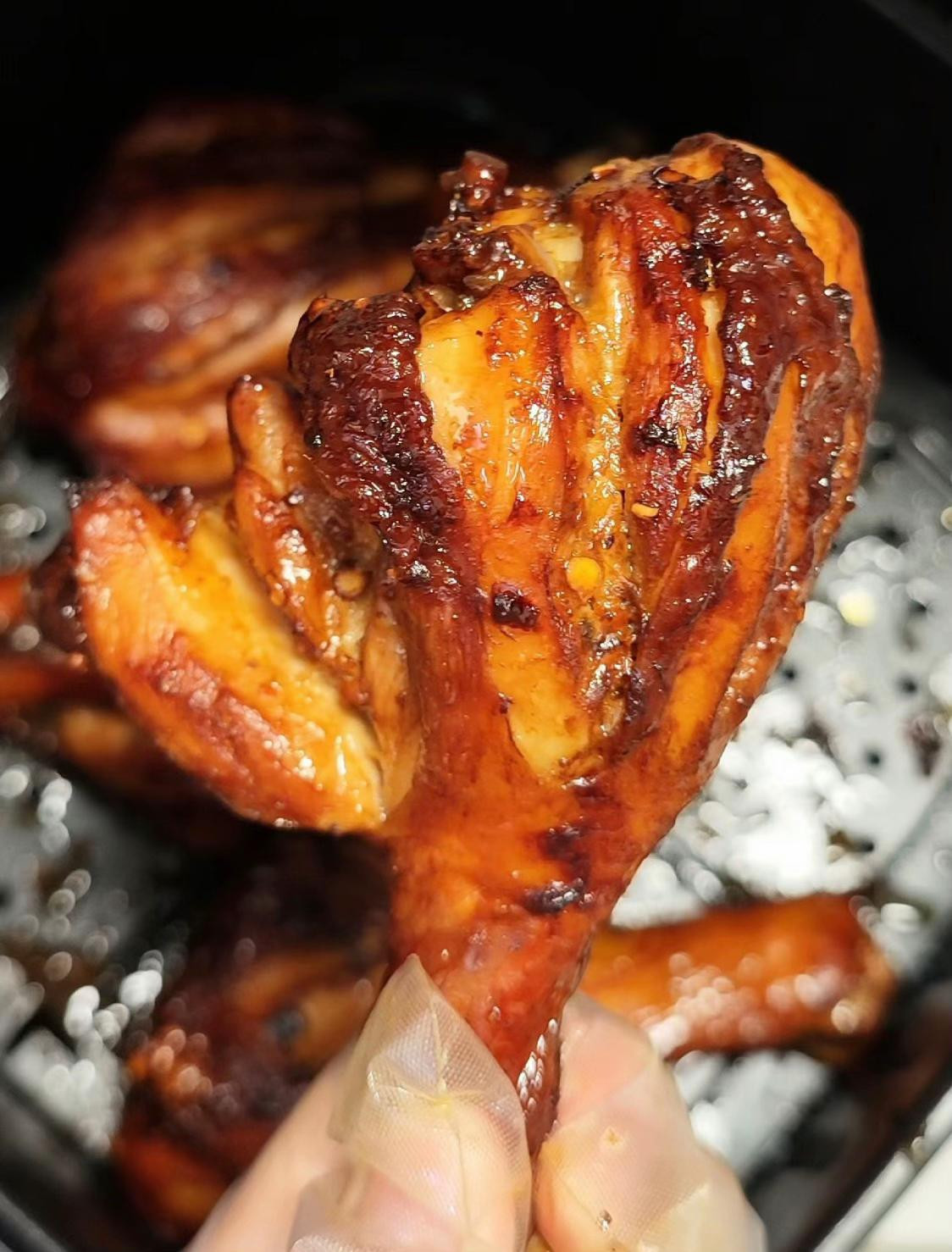 Đùi gà nướng nồi chiên không dầu da giòn thịt mềm, ướp nước tương và ớt bột thơm ngon