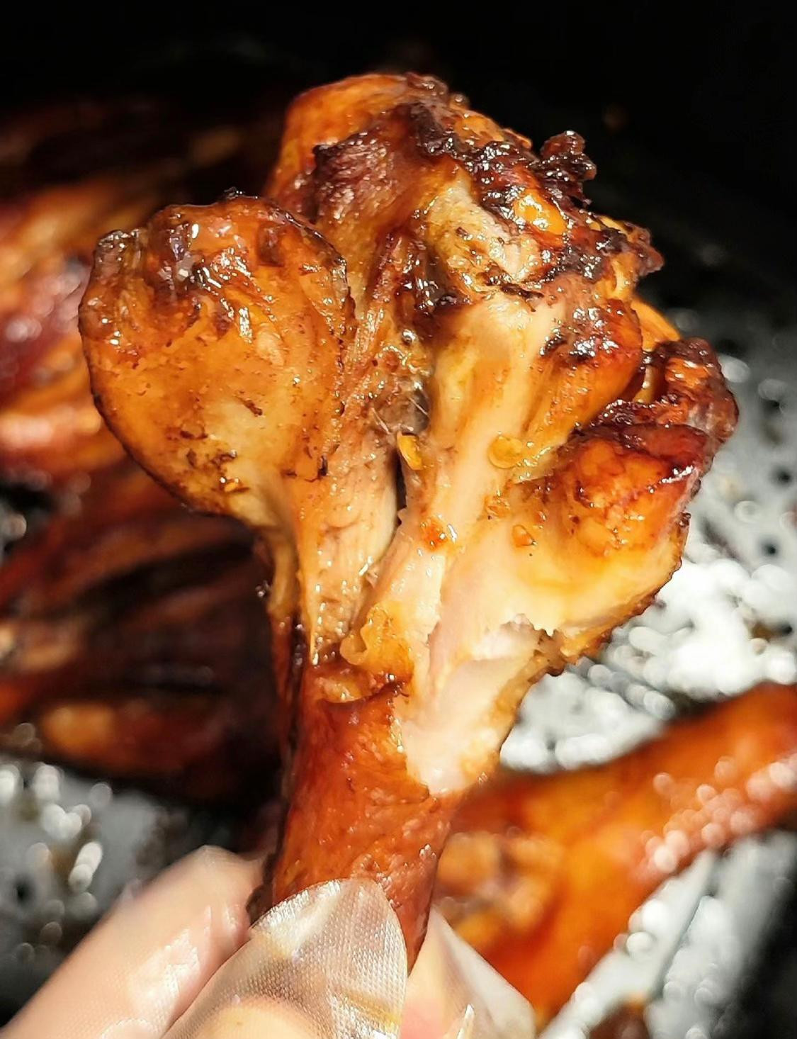 Đùi gà nướng nồi chiên không dầu da giòn thịt mềm, ướp nước tương và ớt bột thơm ngon