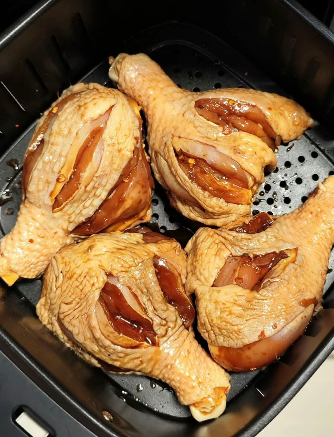 Đùi gà nướng nồi chiên không dầu da giòn thịt mềm, ướp nước tương và ớt bột thơm ngon