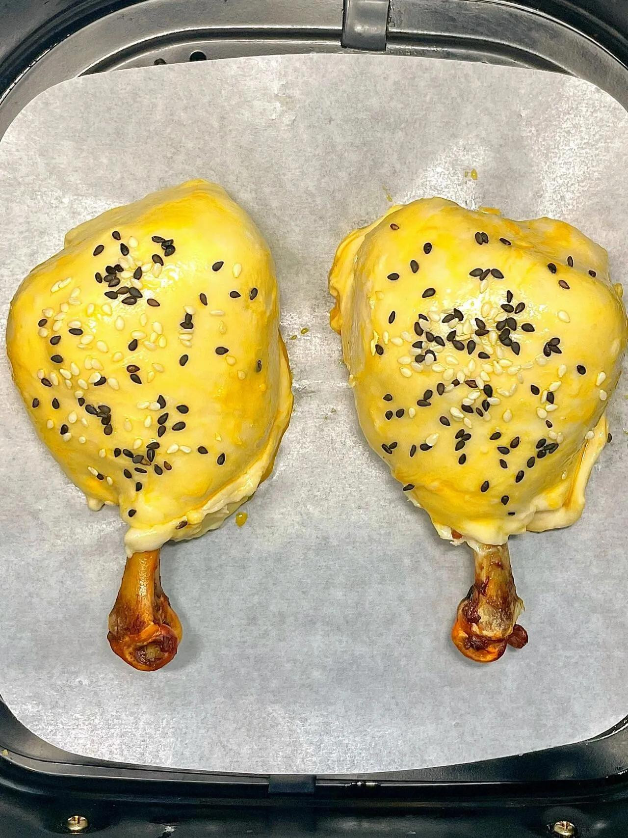 Đùi gà phô mai bọc tortilla nướng giòn rụm